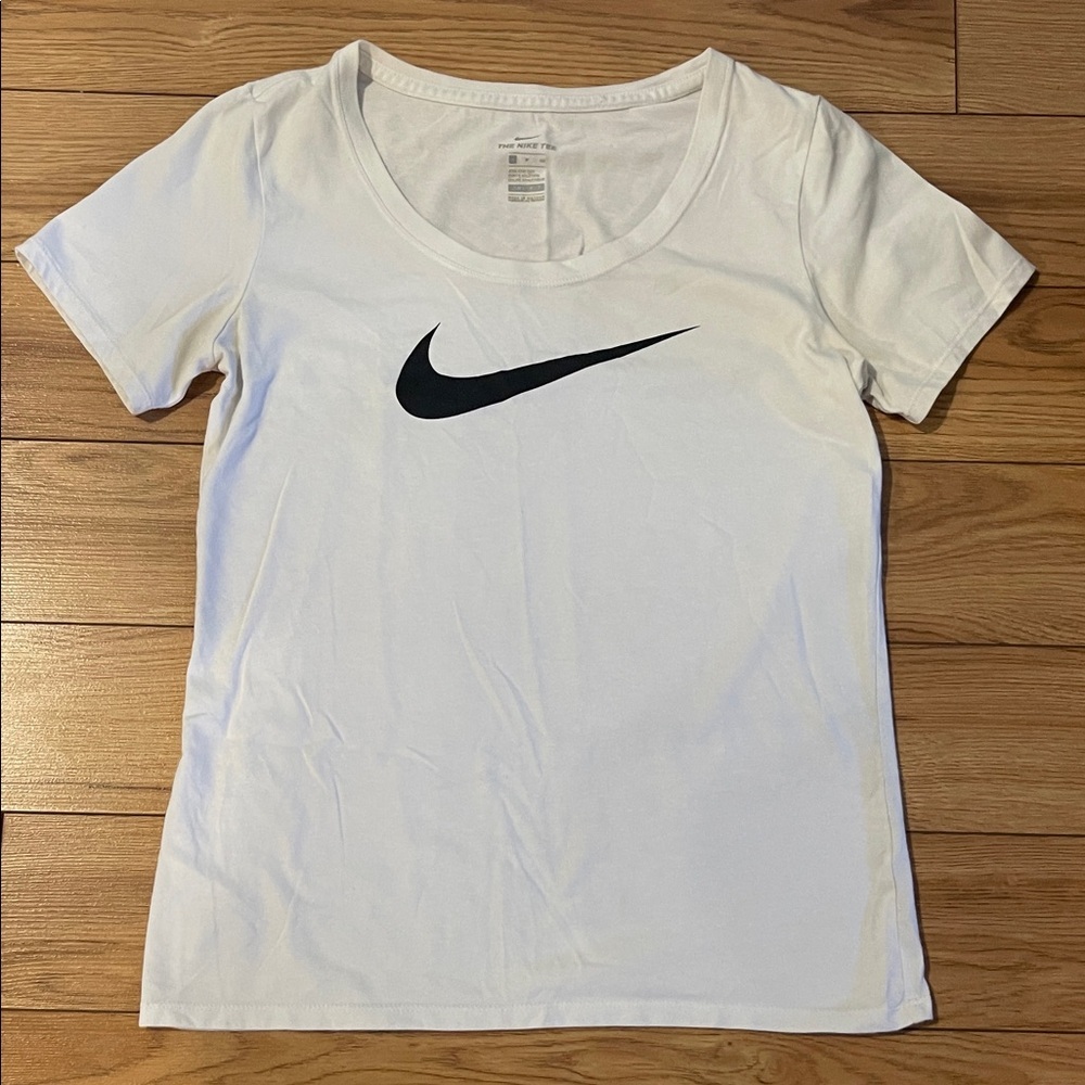 Nike Women's tshirt White Dryfit small swoosh